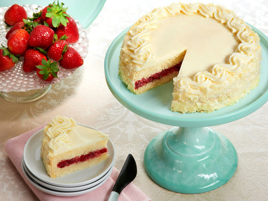Vanilla cakes made with strawberries for delivery in Italy.